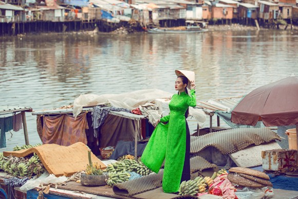 Siêu mẫu Châu Á Diệu Linh cá tính với áo dài trên chợ nổi ảnh 7 Siêu mẫu Châu Á Diệu Linh cá tính với áo dài trên chợ nổi ảnh 7