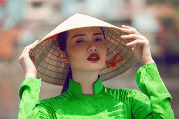 Siêu mẫu Châu Á Diệu Linh cá tính với áo dài trên chợ nổi ảnh 4 Siêu mẫu Châu Á Diệu Linh cá tính với áo dài trên chợ nổi ảnh 4