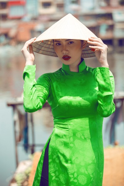 Siêu mẫu Châu Á Diệu Linh cá tính với áo dài trên chợ nổi ảnh 5 Siêu mẫu Châu Á Diệu Linh cá tính với áo dài trên chợ nổi ảnh 5