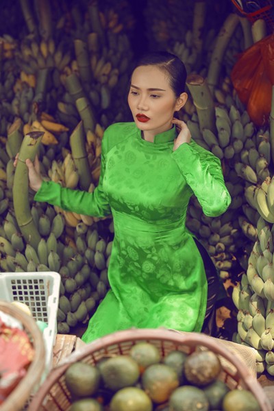Siêu mẫu Châu Á Diệu Linh cá tính với áo dài trên chợ nổi ảnh 6 Siêu mẫu Châu Á Diệu Linh cá tính với áo dài trên chợ nổi ảnh 6
