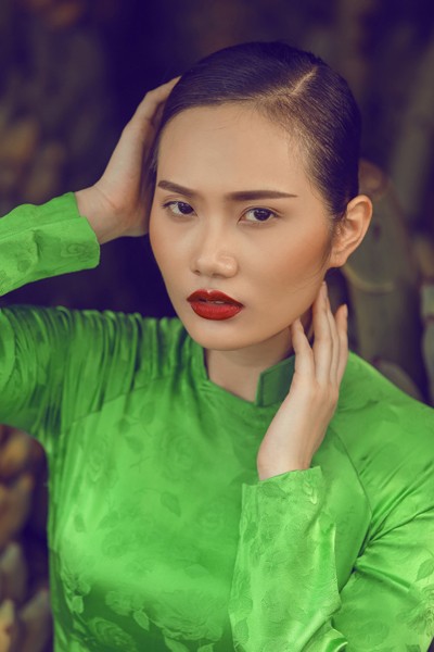 Siêu mẫu Châu Á Diệu Linh cá tính với áo dài trên chợ nổi ảnh 8 Siêu mẫu Châu Á Diệu Linh cá tính với áo dài trên chợ nổi ảnh 8