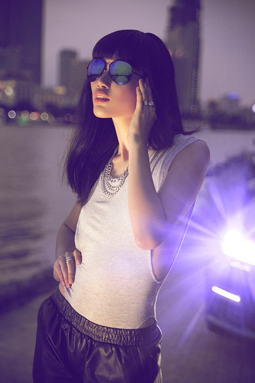 Trang Lạ “thả rông” vòng 1 gợi cảm khoe siêu xe ảnh 2 Trang Lạ “thả rông” vòng 1 gợi cảm khoe siêu xe ảnh 2