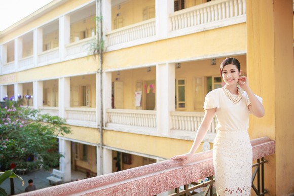 Hoa hậu Ngọc Hân thăm trường xưa, dự lễ trưởng thành ảnh 11 Hoa hậu Ngọc Hân thăm trường xưa, dự lễ trưởng thành ảnh 11