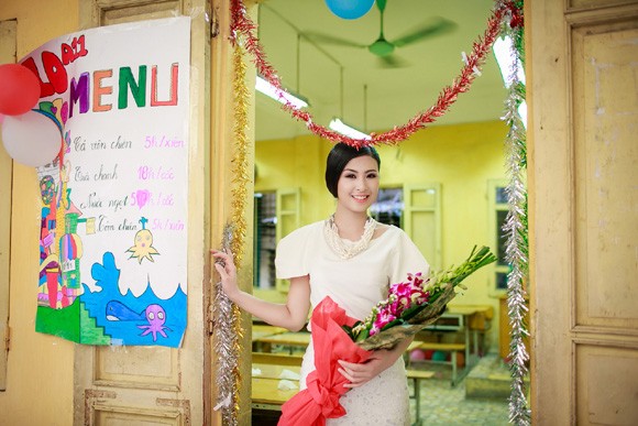 Hoa hậu Ngọc Hân thăm trường xưa, dự lễ trưởng thành ảnh 2 Hoa hậu Ngọc Hân thăm trường xưa, dự lễ trưởng thành ảnh 2