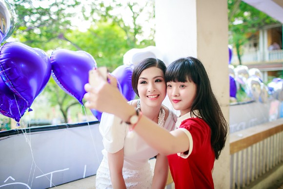 Hoa hậu Ngọc Hân thăm trường xưa, dự lễ trưởng thành ảnh 7 Hoa hậu Ngọc Hân thăm trường xưa, dự lễ trưởng thành ảnh 7