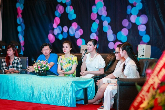 Hoa hậu Ngọc Hân thăm trường xưa, dự lễ trưởng thành ảnh 8 Hoa hậu Ngọc Hân thăm trường xưa, dự lễ trưởng thành ảnh 8