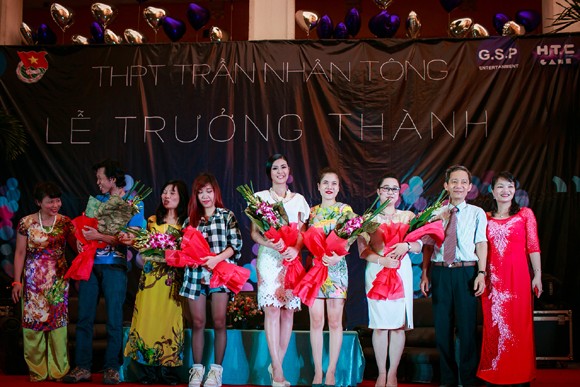Hoa hậu Ngọc Hân thăm trường xưa, dự lễ trưởng thành ảnh 9 Hoa hậu Ngọc Hân thăm trường xưa, dự lễ trưởng thành ảnh 9