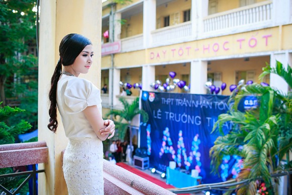 Hoa hậu Ngọc Hân thăm trường xưa, dự lễ trưởng thành ảnh 10 Hoa hậu Ngọc Hân thăm trường xưa, dự lễ trưởng thành ảnh 10