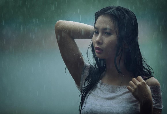 Người mẫu Xuân Thuỳ thánh thiện dưới mưa ảnh 10 Người mẫu Xuân Thuỳ thánh thiện dưới mưa ảnh 10