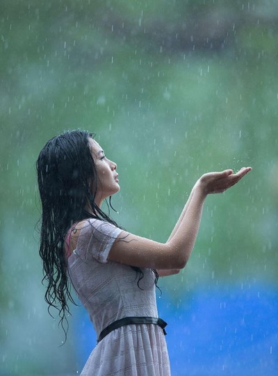 Người mẫu Xuân Thuỳ thánh thiện dưới mưa ảnh 3 Người mẫu Xuân Thuỳ thánh thiện dưới mưa ảnh 3