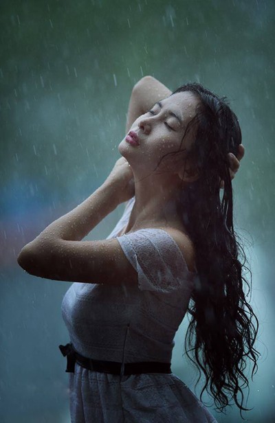 Người mẫu Xuân Thuỳ thánh thiện dưới mưa ảnh 4 Người mẫu Xuân Thuỳ thánh thiện dưới mưa ảnh 4