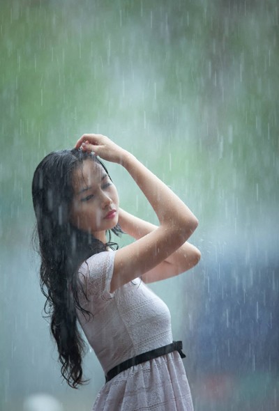 Người mẫu Xuân Thuỳ thánh thiện dưới mưa ảnh 5 Người mẫu Xuân Thuỳ thánh thiện dưới mưa ảnh 5