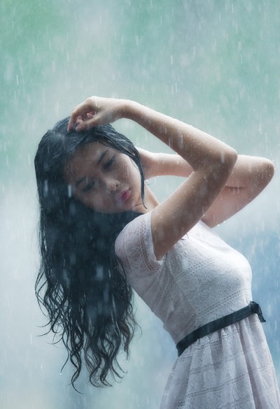 Người mẫu Xuân Thuỳ thánh thiện dưới mưa ảnh 6 Người mẫu Xuân Thuỳ thánh thiện dưới mưa ảnh 6