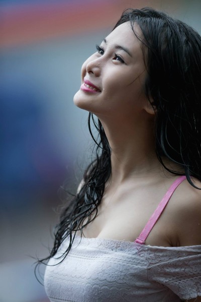 Người mẫu Xuân Thuỳ thánh thiện dưới mưa ảnh 8 Người mẫu Xuân Thuỳ thánh thiện dưới mưa ảnh 8