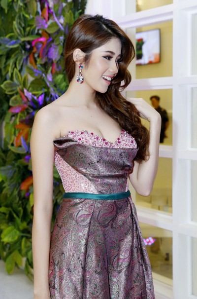 Á hậu Đông Nam Á Đồng Thanh Vi đọ dáng cùng tân Hoa hậu Đại dương ảnh 1 Á hậu Đông Nam Á Đồng Thanh Vi đọ dáng cùng tân Hoa hậu Đại dương ảnh 1