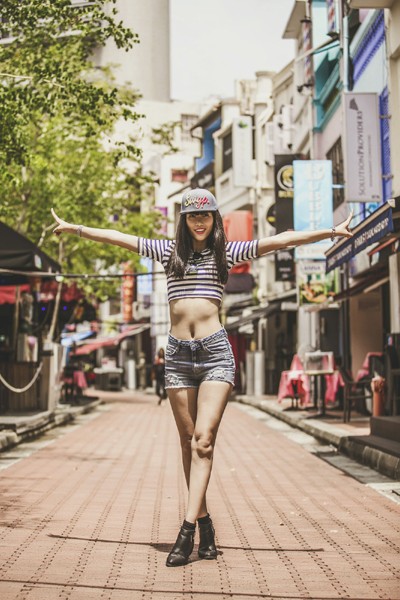 Trang “lạ” khoe vòng eo con kiến trên đường phố Singapore ảnh 3 Trang “lạ” khoe vòng eo con kiến trên đường phố Singapore ảnh 3