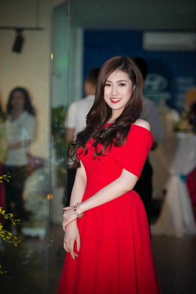 Á hậu Tú Anh gợi cảm cùng đầm đỏ lộ vai lưng trắng nõn nà ảnh 2 Á hậu Tú Anh gợi cảm cùng đầm đỏ lộ vai lưng trắng nõn nà ảnh 2