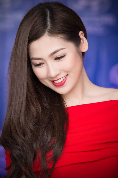 Á hậu Tú Anh gợi cảm cùng đầm đỏ lộ vai lưng trắng nõn nà ảnh 3 Á hậu Tú Anh gợi cảm cùng đầm đỏ lộ vai lưng trắng nõn nà ảnh 3