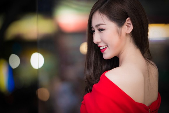Á hậu Tú Anh gợi cảm cùng đầm đỏ lộ vai lưng trắng nõn nà ảnh 6 Á hậu Tú Anh gợi cảm cùng đầm đỏ lộ vai lưng trắng nõn nà ảnh 6