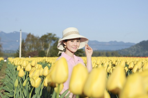 Hoa hậu Tristine Trâm Bùi khoe sắc trong vườn Tulip khổng lồ ảnh 2 Hoa hậu Tristine Trâm Bùi khoe sắc trong vườn Tulip khổng lồ ảnh 2
