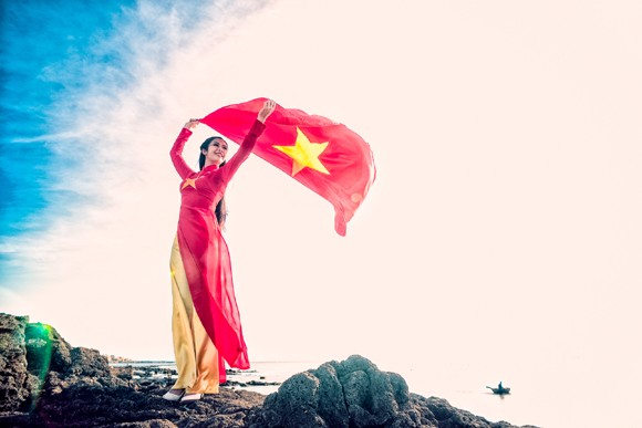 Hoa hậu Ngọc Hân diện áo dài cùng cờ đỏ sao vàng tại đảo Lý Sơn ảnh 1 Hoa hậu Ngọc Hân diện áo dài cùng cờ đỏ sao vàng tại đảo Lý Sơn ảnh 1