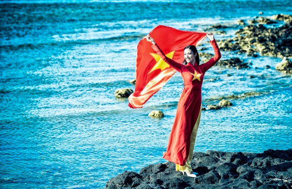 Hoa hậu Ngọc Hân diện áo dài cùng cờ đỏ sao vàng tại đảo Lý Sơn ảnh 2 Hoa hậu Ngọc Hân diện áo dài cùng cờ đỏ sao vàng tại đảo Lý Sơn ảnh 2
