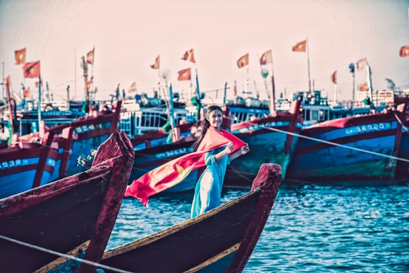 Hoa hậu Ngọc Hân diện áo dài cùng cờ đỏ sao vàng tại đảo Lý Sơn ảnh 5 Hoa hậu Ngọc Hân diện áo dài cùng cờ đỏ sao vàng tại đảo Lý Sơn ảnh 5