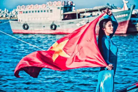 Hoa hậu Ngọc Hân diện áo dài cùng cờ đỏ sao vàng tại đảo Lý Sơn ảnh 6 Hoa hậu Ngọc Hân diện áo dài cùng cờ đỏ sao vàng tại đảo Lý Sơn ảnh 6