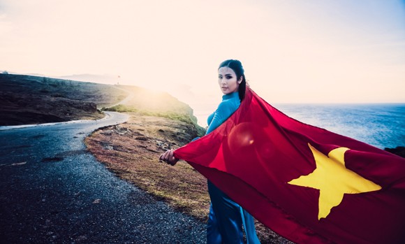 Hoa hậu Ngọc Hân diện áo dài cùng cờ đỏ sao vàng tại đảo Lý Sơn ảnh 9 Hoa hậu Ngọc Hân diện áo dài cùng cờ đỏ sao vàng tại đảo Lý Sơn ảnh 9