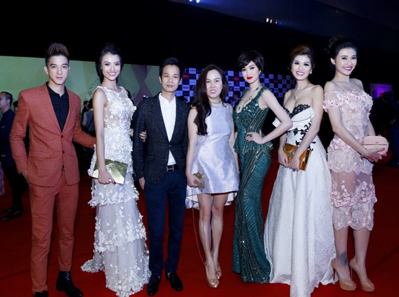 Dàn mỹ nhân lộng lẫy, khoe đường cong gợi cảm trong Đêm hội chân dài 8 ảnh 14 Dàn mỹ nhân lộng lẫy, khoe đường cong gợi cảm trong Đêm hội chân dài 8 ảnh 14