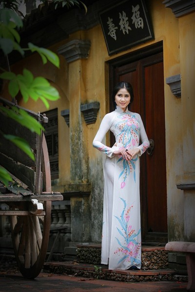 Á khôi Hoàng Hạnh khoe vẻ đẹp thuần khiết với áo dài ảnh 3 Á khôi Hoàng Hạnh khoe vẻ đẹp thuần khiết với áo dài ảnh 3