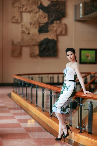 Hoa hậu Ngọc Hân đẹp dịu dàng với váy in hoa ảnh 3 Hoa hậu Ngọc Hân đẹp dịu dàng với váy in hoa ảnh 3