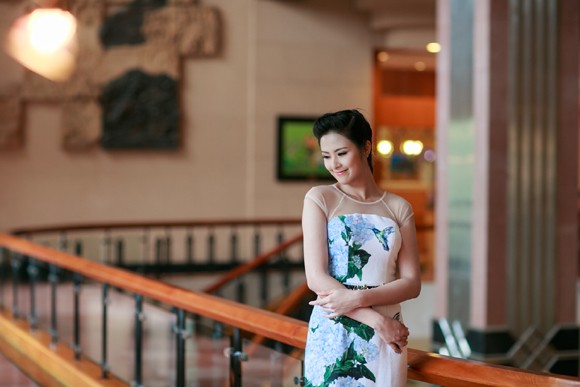Hoa hậu Ngọc Hân đẹp dịu dàng với váy in hoa ảnh 4 Hoa hậu Ngọc Hân đẹp dịu dàng với váy in hoa ảnh 4