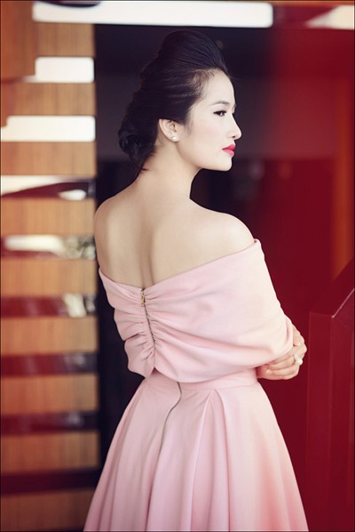 Hoa hậu Cao Thùy Dương khoe lưng trần gợi cảm ảnh 6 Hoa hậu Cao Thùy Dương khoe lưng trần gợi cảm ảnh 6