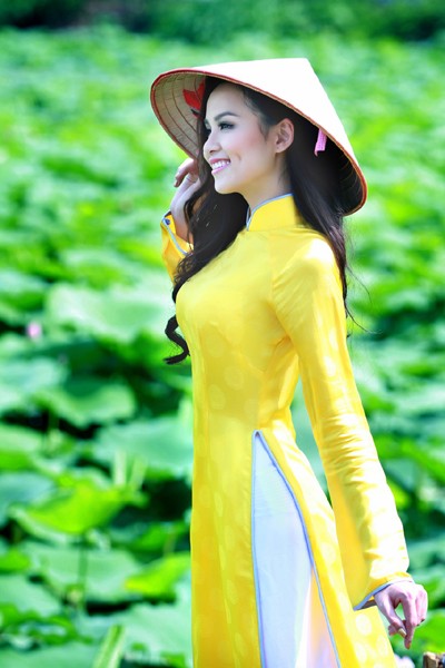 Hoa hậu Diễm Hương "tung" ảnh chụp giữa đầm sen Tây Hồ ảnh 8 Hoa hậu Diễm Hương "tung" ảnh chụp giữa đầm sen Tây Hồ ảnh 8
