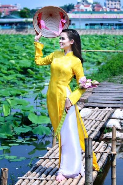 Hoa hậu Diễm Hương "tung" ảnh chụp giữa đầm sen Tây Hồ ảnh 9 Hoa hậu Diễm Hương "tung" ảnh chụp giữa đầm sen Tây Hồ ảnh 9