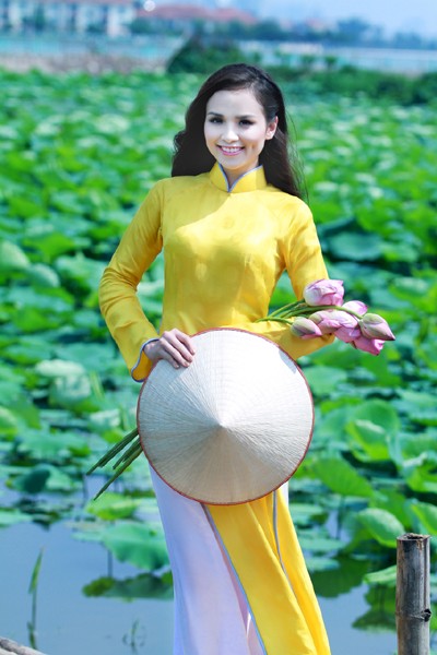 Hoa hậu Diễm Hương "tung" ảnh chụp giữa đầm sen Tây Hồ ảnh 10 Hoa hậu Diễm Hương "tung" ảnh chụp giữa đầm sen Tây Hồ ảnh 10
