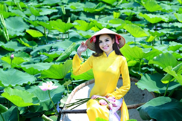 Hoa hậu Diễm Hương "tung" ảnh chụp giữa đầm sen Tây Hồ ảnh 11 Hoa hậu Diễm Hương "tung" ảnh chụp giữa đầm sen Tây Hồ ảnh 11