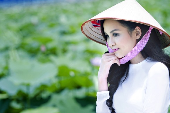 Hoa hậu Diễm Hương "tung" ảnh chụp giữa đầm sen Tây Hồ ảnh 2 Hoa hậu Diễm Hương "tung" ảnh chụp giữa đầm sen Tây Hồ ảnh 2