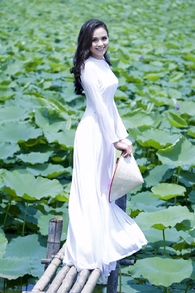 Hoa hậu Diễm Hương "tung" ảnh chụp giữa đầm sen Tây Hồ ảnh 3 Hoa hậu Diễm Hương "tung" ảnh chụp giữa đầm sen Tây Hồ ảnh 3