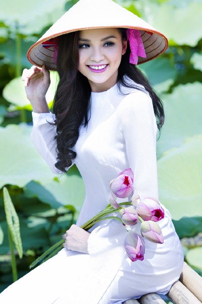 Hoa hậu Diễm Hương "tung" ảnh chụp giữa đầm sen Tây Hồ ảnh 5 Hoa hậu Diễm Hương "tung" ảnh chụp giữa đầm sen Tây Hồ ảnh 5
