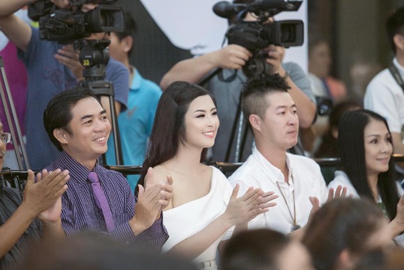 Hoa hậu Ngọc Hân gợi cảm trên “ghế nóng” ảnh 1 Hoa hậu Ngọc Hân gợi cảm trên “ghế nóng” ảnh 1
