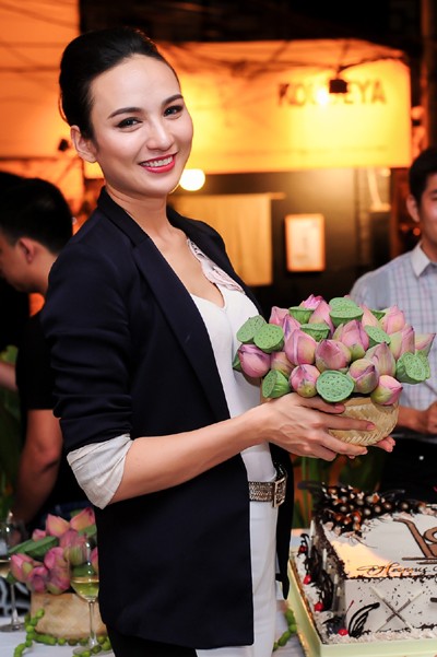 Hoa hậu Mai Phương Thuý tổ chức “sinh nhật” cho… quán cơm ảnh 9 Hoa hậu Mai Phương Thuý tổ chức “sinh nhật” cho… quán cơm ảnh 9