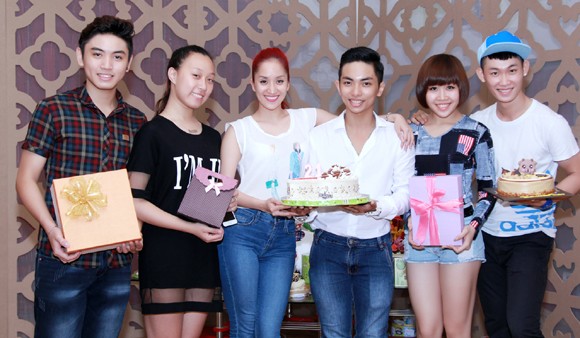 Khánh Thi mặt mộc giản dị dự sinh nhật Phan Hiển ảnh 7 Khánh Thi mặt mộc giản dị dự sinh nhật Phan Hiển ảnh 7