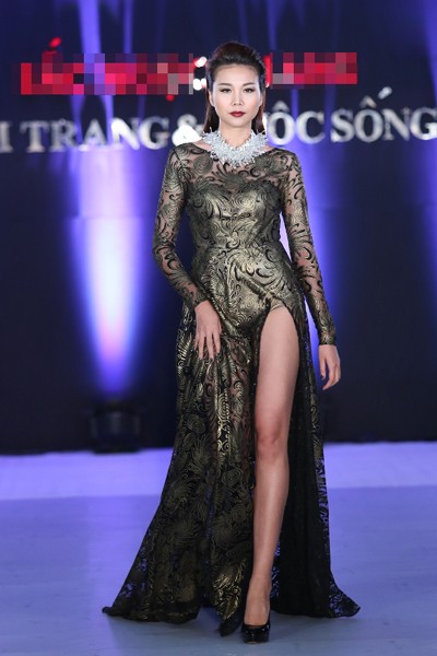 Siêu mẫu Thanh Hằng “tự sướng” sau cánh gà ảnh 5 Siêu mẫu Thanh Hằng “tự sướng” sau cánh gà ảnh 5