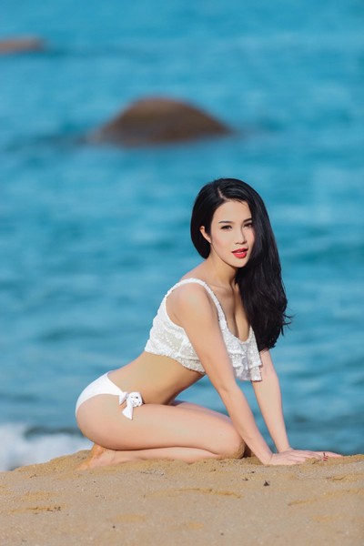 Diệp Lâm Anh khoe đường cong “chết người” trên bãi biển ảnh 2 Diệp Lâm Anh khoe đường cong “chết người” trên bãi biển ảnh 2
