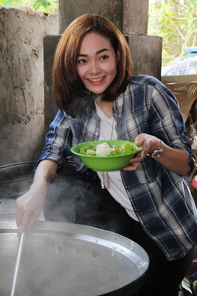Minh Hằng mang tiền đấu giá trong tiệc mừng sinh nhật đi làm từ thiện ảnh 3 Minh Hằng mang tiền đấu giá trong tiệc mừng sinh nhật đi làm từ thiện ảnh 3