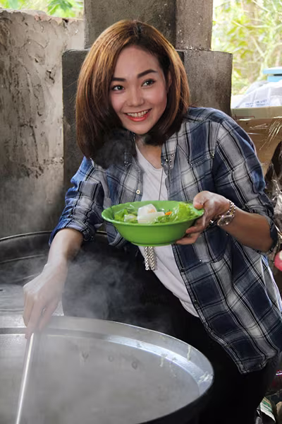 Minh Hằng mang tiền đấu giá trong tiệc mừng sinh nhật đi làm từ thiện ảnh 3 Minh Hằng mang tiền đấu giá trong tiệc mừng sinh nhật đi làm từ thiện ảnh 3