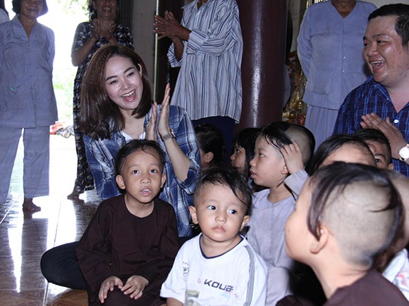 Minh Hằng mang tiền đấu giá trong tiệc mừng sinh nhật đi làm từ thiện ảnh 4 Minh Hằng mang tiền đấu giá trong tiệc mừng sinh nhật đi làm từ thiện ảnh 4