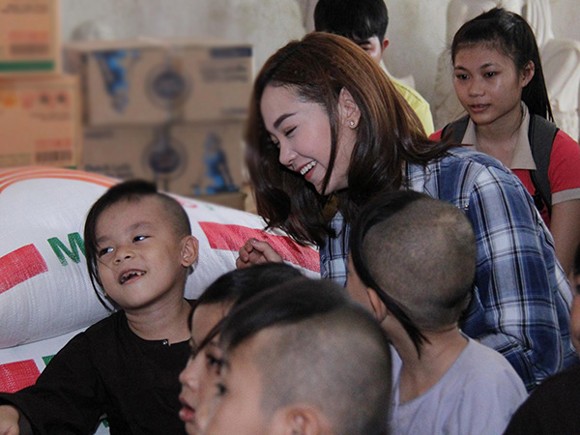 Minh Hằng mang tiền đấu giá trong tiệc mừng sinh nhật đi làm từ thiện ảnh 6 Minh Hằng mang tiền đấu giá trong tiệc mừng sinh nhật đi làm từ thiện ảnh 6